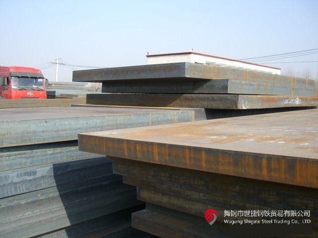 “這是我們研發(fā)的又一個(gè)國內(nèi)首發(fā)產(chǎn)品——174mm的高端特厚鉻鉬鋼板，一共11塊，將替代進(jìn)口，獨(dú)家應(yīng)用于江蘇某重點(diǎn)技改項(xiàng)目核心裝置——氨合成反應(yīng)器的制造！”9月5日，在河鋼集團(tuán)舞鋼公司產(chǎn)線上，看著一批鋼板即將裝車發(fā)往客戶，科技部研發(fā)人員李某某一臉自豪。  該產(chǎn)品的各項(xiàng)要求在此類鋼板中堪稱“史上最嚴(yán)”。由于該項(xiàng)目中的氨合成反應(yīng)器需要在高溫、高壓及氫腐蝕等極端條件下使用，對所需鋼鐵材料有著極為嚴(yán)苛的要求，對該類鋼板的生產(chǎn)研發(fā)來說堪稱“史上最嚴(yán)”。舞鋼公司在客戶項(xiàng)目設(shè)計(jì)的前期，就積極充分發(fā)揮技術(shù)優(yōu)勢，結(jié)合針對該項(xiàng)目所量身打造的科研攻關(guān)團(tuán)隊(duì)，與用戶深入對接，為其設(shè)計(jì)滿足該項(xiàng)目個(gè)性化需求的高端特厚鋼板。在研發(fā)過程中，針對鋼板的模擬焊后熱處理工藝溫度及檢驗(yàn)技術(shù)難度在該厚度范圍為行業(yè)最嚴(yán)、居國際領(lǐng)先水平的客觀實(shí)際，舞鋼公司加大技術(shù)創(chuàng)新力度，創(chuàng)新設(shè)計(jì)軋制、熱處理工藝，一舉攻克了高溫長時(shí)模擬焊后特厚鋼板全厚度界面低溫沖擊功參數(shù)較差的行業(yè)共性技術(shù)難題，并全流程嚴(yán)格把控工藝技術(shù)質(zhì)量管理，最終打造出探傷合格率和性能合格率均為100%且極具舞鋼特色的高端特厚鉻鉬鋼板，產(chǎn)品各項(xiàng)技術(shù)指標(biāo)處于國際領(lǐng)先水平，贏得了客戶稱贊。