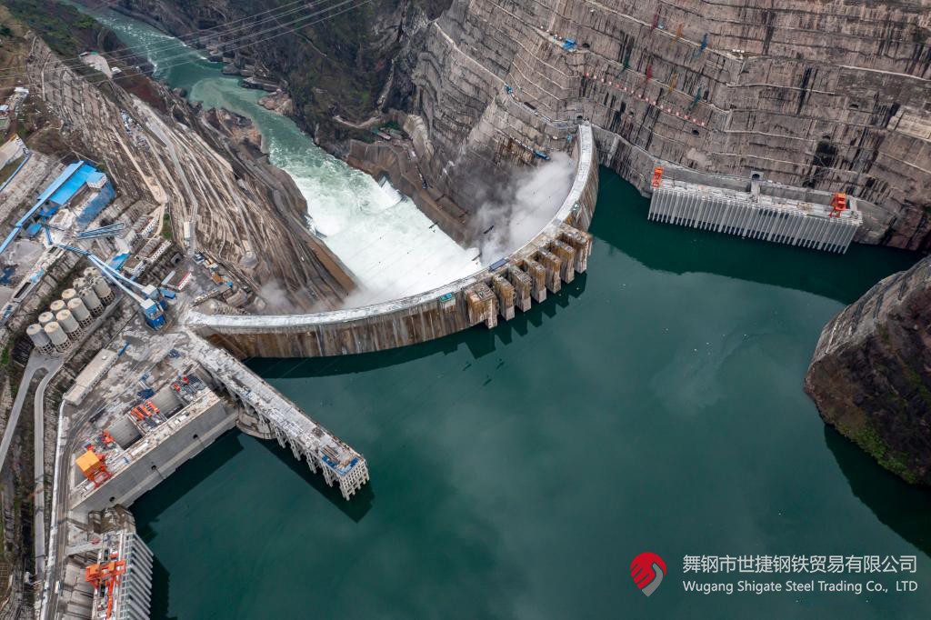 10月24日下午，白鶴灘水電站右岸地下廠房最后一倉封頂混凝土澆筑完成，標志著世界在建最大水電站地下廠房全線封頂。在該工程建設中，河鋼集團舞鋼公司累計生產供應Q500、Q345C/B、SX780等數(shù)個新品種鋼板4500噸，主要用于水電站水輪機座環(huán)、發(fā)電機頂蓋、控制環(huán)、壓力鋼管制造，大大加速了大型發(fā)電機組用鋼國產化進程。    據(jù)介紹，白鶴灘水電站位于四川省涼山州和云南省昭通市交界處，是世界在建規(guī)模最大的水電工程，裝機總容量1600萬千瓦，其左右岸地下廠房內分別布置8臺具有完全自主知識產權的單機容量達100萬千瓦的水輪發(fā)電機組，單機容量位居世界第一。10月24日下午，白鶴灘水電站成功蓄水至825米高程，首次達到正常水位，大壩將接受高水位全面檢驗。    該工程的規(guī)模天然決定了其施工難度極高，復雜的地形地質條件和技術指標等因素也給施工帶來了巨大挑戰(zhàn)。因此在電站建設材料及關鍵部位用鋼的選擇上，客戶慎之又慎，對焊接性能、韌性、強度等均有著極為嚴苛的技術要求。舞鋼公司憑借強大的質量品牌優(yōu)勢和雄厚的技術實力成功中標——數(shù)百噸“舞鋼牌”高技術含量的大厚度高級別水電鋼板用于制造世界單機容量最大的巨型水輪發(fā)電機組的座環(huán)。    隨后，舞鋼公司為白鶴灘水電站定制研發(fā)265mm厚的SXQ500D-Z35鋼板，并進一步制作加工件。公司科技部高強鋼研究所針對該鋼的生產重點和難點，提前制定措施，并在冶煉、制坯等關鍵環(huán)節(jié)派人進行跟蹤、協(xié)調。在科技、設備、生產人員的共同努力下，該批鋼板最終順利生產完畢。鋼板及試樣經公司、客戶和第三方檢驗機構檢驗合格后，在三和盛機建公司完成切割深加工。    交付客戶后，該鋼憑著焊接性能好、力學結構良好、低溫沖擊韌性強等優(yōu)點，承受住了巨大的水壓力和沖擊負荷，再次贏得設備制造方的高度評價。（舞鋼市委宣傳部 楊德坤 張培軍）