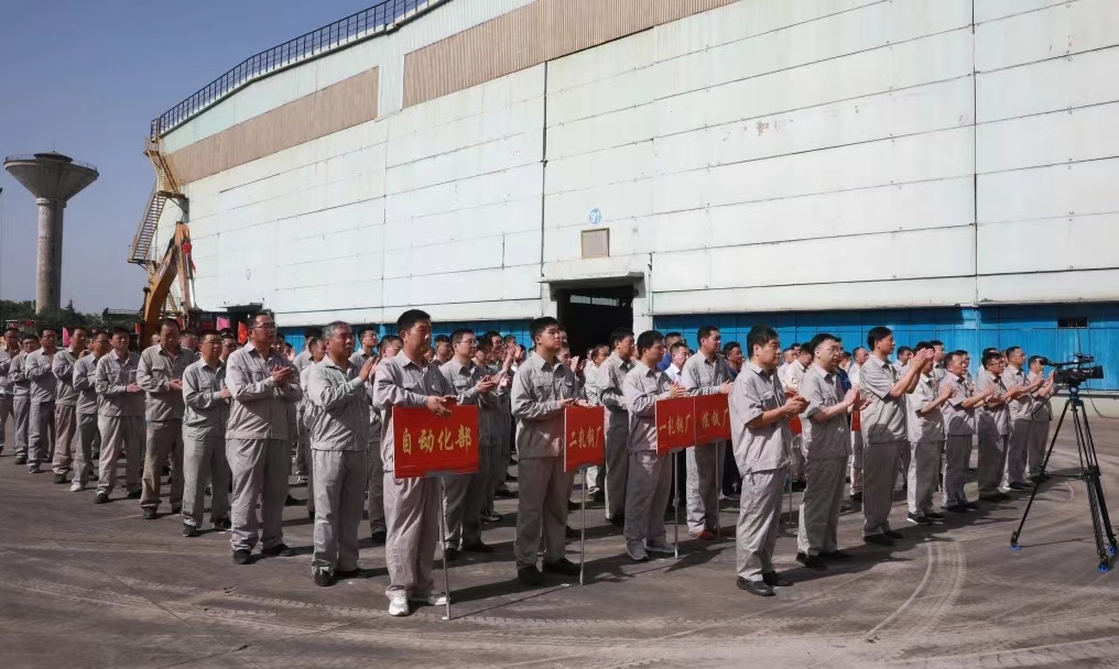 8月11日上午，舞鋼公司460mm厚板連鑄機(jī)項(xiàng)目開工儀式舉行。舞鋼公司黨委書記、董事長(zhǎng)吝章國，舞鋼市委常委、宣傳部部長(zhǎng)、副市長(zhǎng)郭愛珍，中冶京誠煉鋼工程技術(shù)所總經(jīng)理安邦，中冶集團(tuán)首席專家陳衛(wèi)強(qiáng)，武鋼綠城副總經(jīng)理冀廣超，大河環(huán)科黨委副書記、總經(jīng)理劉永剛等出席開工儀式。據(jù)了解，460mm連鑄機(jī)項(xiàng)目是舞鋼公司推進(jìn)結(jié)構(gòu)優(yōu)化、綠色低碳轉(zhuǎn)型的重要戰(zhàn)略部署。該項(xiàng)目建成后，可以充分發(fā)揮舞鋼的裝備優(yōu)勢(shì)和技術(shù)優(yōu)勢(shì)，不僅對(duì)舞鋼開展前沿技術(shù)研究，引領(lǐng)寬厚板行業(yè)發(fā)展意義重大，而且將進(jìn)一步提升地區(qū)金屬材料產(chǎn)業(yè)鏈的整體實(shí)力。