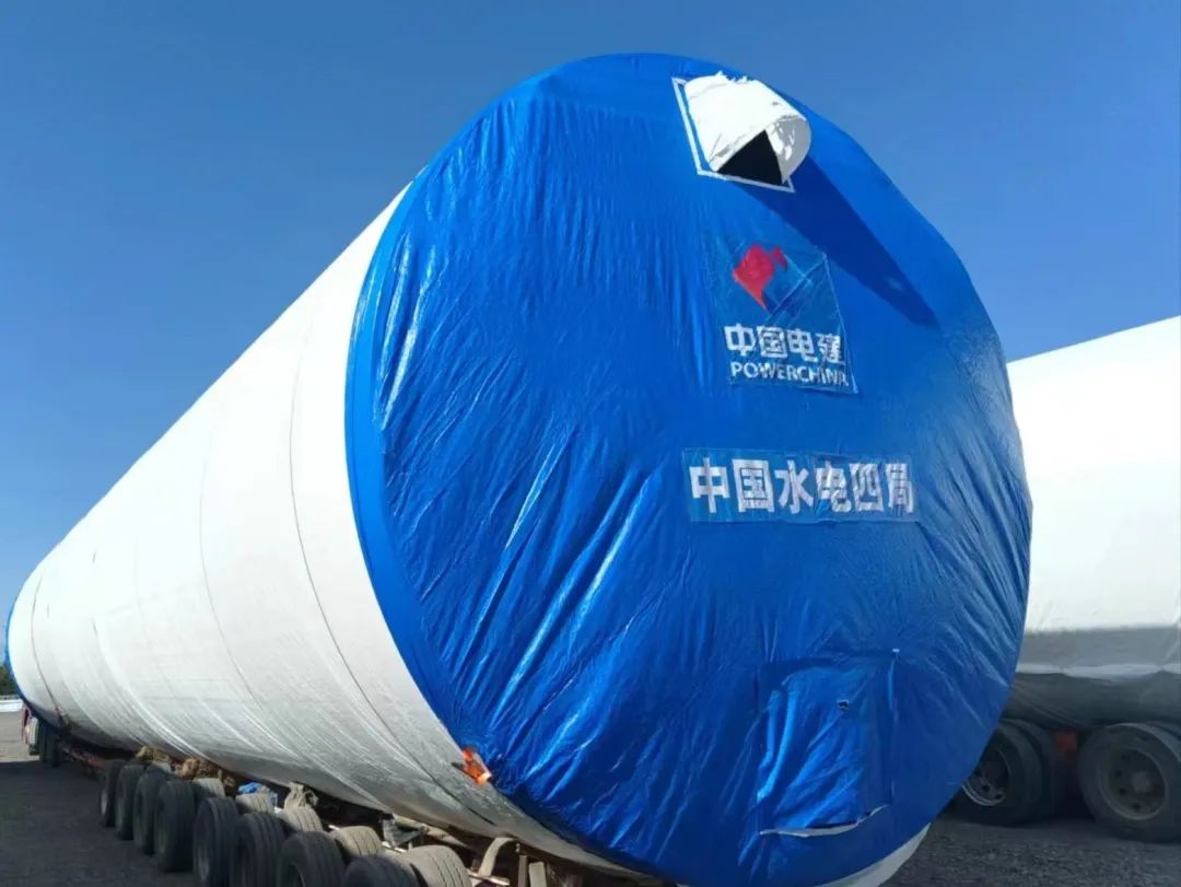 河鋼集團(tuán)舞鋼生產(chǎn)的一批高端風(fēng)電項目用鋼板如期發(fā)往客戶，將用于新彊吐魯番市重點(diǎn)能源項目——廣東能源托克遜縣100萬千瓦風(fēng)電項目的風(fēng)電塔筒制造。目前，舞鋼已累計向該項目供應(yīng)高端風(fēng)電項目用鋼板近2萬噸。 在供貨過程中，舞鋼強(qiáng)化項目跟蹤和技術(shù)營銷，針對該項目設(shè)計和建設(shè)所需，為用戶設(shè)計從生產(chǎn)到供貨以及后期服務(wù)的一攬子解決方案。在生產(chǎn)過程中，舞鋼根據(jù)客戶所需，不斷推動工藝和流程優(yōu)化，先后攻克冶煉和軋制環(huán)節(jié)的多個難題，滿足了客戶對鋼板表面質(zhì)量的特殊需求，并保證了按期高質(zhì)量交付。 廣東能源托克遜縣100萬千瓦風(fēng)電項目（一期50萬千瓦）位于新疆維吾爾自治區(qū)吐魯番市托克遜縣，屬于小草湖風(fēng)區(qū)。風(fēng)電場距離托克遜縣僅14公里，距烏魯木齊市約130公里。海拔集中在45至125米，場地開闊，地形較平坦，地勢東南部低、西北部高。本工程擬安裝50臺風(fēng)力發(fā)電機(jī)組，機(jī)組塔高126.1米，總工程量約26000噸，是新疆首個直徑超過6米的單機(jī)容量達(dá)10兆瓦的非分片式風(fēng)電塔筒。  此項目為新建工程，地處新疆傳統(tǒng)九大風(fēng)區(qū)之一的吐魯番西部風(fēng)區(qū)核心位置，擁有得天獨(dú)厚的自然資源，與吐魯番市、烏魯木齊兩大用電負(fù)荷中心接壤，具備天然的負(fù)荷消納優(yōu)勢。項目投產(chǎn)后，年上網(wǎng)電量約23億千瓦時，可節(jié)約標(biāo)準(zhǔn)煤約70萬噸，每年可減少二氧化碳排放233萬噸，將具有良好的經(jīng)濟(jì)效益和生態(tài)效益。  百萬千瓦級風(fēng)電項目的開工建設(shè)，標(biāo)志著吐魯番市在打造千萬千瓦級大型清潔能源基地的征程上又邁出了跨越式的一步，將有力推動吐魯番綠色新能源產(chǎn)業(yè)進(jìn)入發(fā)展新時期，為建設(shè)全疆經(jīng)濟(jì)高質(zhì)量發(fā)展示范區(qū)提供新的、強(qiáng)有力的支撐。