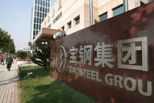鋼鐵行業(yè)是全球工業(yè)體系中的重要支柱之一,其產(chǎn)品廣泛應(yīng)用于基礎(chǔ)設(shè)施建設(shè)、機(jī)械制造、汽車工業(yè)等領(lǐng)域。隨著全球工業(yè)化進(jìn)程的不斷深入,鋼鐵行業(yè)呈現(xiàn)出國(guó)際化競(jìng)爭(zhēng)格局。在眾多鋼鐵制造企業(yè)中,有6家公司以其出色的經(jīng)營(yíng)業(yè)績(jī)和強(qiáng)大的市場(chǎng)地位脫穎而出,成為了世界鋼鐵制造業(yè)的領(lǐng)軍企業(yè)。  第一，是總部位于中國(guó)的寶鋼集團(tuán)。寶鋼集團(tuán)創(chuàng)立于1992年,作為中國(guó)最大的鋼鐵生產(chǎn)企業(yè),其年產(chǎn)鋼鐵超過1億噸,在全球鋼鐵企業(yè)中居首位。寶鋼集團(tuán)擁有先進(jìn)的煉鋼技術(shù)和完善的產(chǎn)業(yè)鏈,產(chǎn)品涵蓋了碳鋼、合金鋼、不銹鋼等多個(gè)品類,廣泛應(yīng)用于汽車、家電、建筑等領(lǐng)域。在國(guó)內(nèi)市場(chǎng)上,寶鋼集團(tuán)占據(jù)主導(dǎo)地位,同時(shí)也積極拓展海外市場(chǎng),在全球范圍內(nèi)享有較高的品牌知名度。   第二，是同樣總部設(shè)在中國(guó)的武鋼集團(tuán)。武鋼集團(tuán)成立于1958年,是中國(guó)最早的鋼鐵生產(chǎn)企業(yè)之一,擁有悠久的歷史和豐富的生產(chǎn)經(jīng)驗(yàn)。該集團(tuán)主營(yíng)碳鋼和合金鋼的生產(chǎn),年產(chǎn)量超過5000萬噸,位居全球第二。武鋼集團(tuán)不僅在國(guó)內(nèi)市場(chǎng)占有重要地位,同時(shí)也積極開拓海外市場(chǎng),產(chǎn)品遠(yuǎn)銷歐洲、東南亞等地區(qū)。近年來,武鋼集團(tuán)通過并購(gòu)重組等方式不斷擴(kuò)大產(chǎn)能,提升了其在全球鋼鐵行業(yè)的影響力。   第三，是總部位于印度的塔塔鋼鐵公司。塔塔鋼鐵公司成立于1907年,是全球歷史最悠久的鋼鐵制造企業(yè)之一。該公司年產(chǎn)鋼鐵超過1800萬噸,產(chǎn)品涵蓋了碳鋼、合金鋼、不銹鋼等種類,廣泛應(yīng)用于汽車、基礎(chǔ)設(shè)施、機(jī)械制造等領(lǐng)域。憑借雄厚的技術(shù)實(shí)力和優(yōu)秀的管理團(tuán)隊(duì),塔塔鋼鐵公司在全球鋼鐵市場(chǎng)上占據(jù)了重要地位,在發(fā)展中國(guó)家市場(chǎng)尤其具有優(yōu)勢(shì)。   第四，是總部位于日本的新日鐵住金株式會(huì)社。新日鐵住金株式會(huì)社是日本最大的鋼鐵制造企業(yè),年產(chǎn)鋼鐵約4500萬噸,位居全球第四。該公司擁有業(yè)內(nèi)領(lǐng)先的技術(shù)水平,在煉鋼、軋鋼等工藝上均有很強(qiáng)的競(jìng)爭(zhēng)力。同時(shí),新日鐵住金還積極推動(dòng)產(chǎn)品創(chuàng)新,開發(fā)出多種高性能鋼材,廣泛應(yīng)用于汽車制造、電子電器等行業(yè)。憑借雄厚的技術(shù)實(shí)力和優(yōu)質(zhì)的產(chǎn)品,新日鐵住金在日本國(guó)內(nèi)以及東亞地區(qū)市場(chǎng)占據(jù)主導(dǎo)地位。   第五,是總部位于韓國(guó)的POSCO。POSCO創(chuàng)立于1968年,是韓國(guó)最大的鋼鐵制造企業(yè),年產(chǎn)鋼鐵約4000萬噸。POSCO在煉鋼技術(shù)、產(chǎn)品研發(fā)等方面均處于業(yè)內(nèi)領(lǐng)先水平,旗下?lián)碛卸嗉液Ｍ庾庸?業(yè)務(wù)覆蓋全球主要市場(chǎng)。近年來,POSCO不斷優(yōu)化產(chǎn)品結(jié)構(gòu),提升高附加值鋼材的占比,在汽車制造、電子等領(lǐng)域具有較強(qiáng)的市場(chǎng)競(jìng)爭(zhēng)力。憑借優(yōu)秀的經(jīng)營(yíng)業(yè)績(jī)和穩(wěn)健的財(cái)務(wù)狀況,POSCO在全球鋼鐵行業(yè)中占據(jù)重要地位。   第六,是總部位于美國(guó)的美國(guó)鋼鐵公司。美國(guó)鋼鐵公司創(chuàng)立于1901年,是美國(guó)最大的鋼鐵制造企業(yè),年產(chǎn)鋼鐵約1600萬噸。該公司在碳鋼、不銹鋼等品類的生產(chǎn)上均具有較強(qiáng)的技術(shù)實(shí)力,產(chǎn)品廣泛應(yīng)用于汽車制造、基礎(chǔ)設(shè)施建設(shè)等領(lǐng)域。近年來,美國(guó)鋼鐵公司通過資產(chǎn)重組和技術(shù)創(chuàng)新等措施,不斷提升自身競(jìng)爭(zhēng)力,在北美市場(chǎng)保持領(lǐng)先地位。   舉報(bào)/反饋