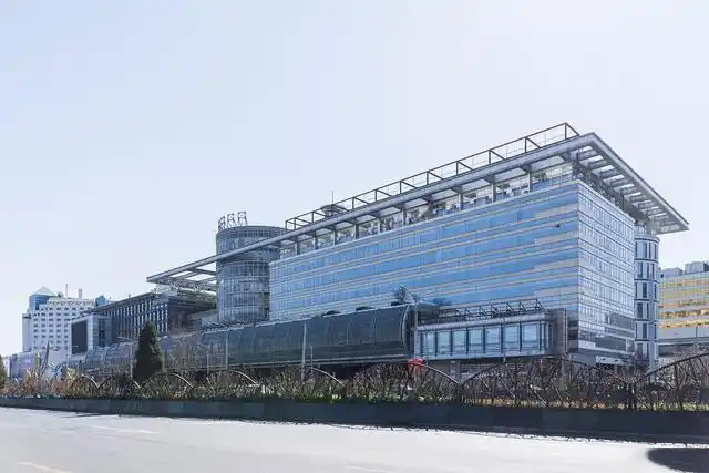 鋼鐵行業(yè)是全球工業(yè)體系中的重要支柱之一,其產(chǎn)品廣泛應(yīng)用于基礎(chǔ)設(shè)施建設(shè)、機(jī)械制造、汽車工業(yè)等領(lǐng)域。隨著全球工業(yè)化進(jìn)程的不斷深入,鋼鐵行業(yè)呈現(xiàn)出國(guó)際化競(jìng)爭(zhēng)格局。在眾多鋼鐵制造企業(yè)中,有6家公司以其出色的經(jīng)營(yíng)業(yè)績(jī)和強(qiáng)大的市場(chǎng)地位脫穎而出,成為了世界鋼鐵制造業(yè)的領(lǐng)軍企業(yè)。  第一，是總部位于中國(guó)的寶鋼集團(tuán)。寶鋼集團(tuán)創(chuàng)立于1992年,作為中國(guó)最大的鋼鐵生產(chǎn)企業(yè),其年產(chǎn)鋼鐵超過1億噸,在全球鋼鐵企業(yè)中居首位。寶鋼集團(tuán)擁有先進(jìn)的煉鋼技術(shù)和完善的產(chǎn)業(yè)鏈,產(chǎn)品涵蓋了碳鋼、合金鋼、不銹鋼等多個(gè)品類,廣泛應(yīng)用于汽車、家電、建筑等領(lǐng)域。在國(guó)內(nèi)市場(chǎng)上,寶鋼集團(tuán)占據(jù)主導(dǎo)地位,同時(shí)也積極拓展海外市場(chǎng),在全球范圍內(nèi)享有較高的品牌知名度。   第二，是同樣總部設(shè)在中國(guó)的武鋼集團(tuán)。武鋼集團(tuán)成立于1958年,是中國(guó)最早的鋼鐵生產(chǎn)企業(yè)之一,擁有悠久的歷史和豐富的生產(chǎn)經(jīng)驗(yàn)。該集團(tuán)主營(yíng)碳鋼和合金鋼的生產(chǎn),年產(chǎn)量超過5000萬噸,位居全球第二。武鋼集團(tuán)不僅在國(guó)內(nèi)市場(chǎng)占有重要地位,同時(shí)也積極開拓海外市場(chǎng),產(chǎn)品遠(yuǎn)銷歐洲、東南亞等地區(qū)。近年來,武鋼集團(tuán)通過并購(gòu)重組等方式不斷擴(kuò)大產(chǎn)能,提升了其在全球鋼鐵行業(yè)的影響力。   第三，是總部位于印度的塔塔鋼鐵公司。塔塔鋼鐵公司成立于1907年,是全球歷史最悠久的鋼鐵制造企業(yè)之一。該公司年產(chǎn)鋼鐵超過1800萬噸,產(chǎn)品涵蓋了碳鋼、合金鋼、不銹鋼等種類,廣泛應(yīng)用于汽車、基礎(chǔ)設(shè)施、機(jī)械制造等領(lǐng)域。憑借雄厚的技術(shù)實(shí)力和優(yōu)秀的管理團(tuán)隊(duì),塔塔鋼鐵公司在全球鋼鐵市場(chǎng)上占據(jù)了重要地位,在發(fā)展中國(guó)家市場(chǎng)尤其具有優(yōu)勢(shì)。   第四，是總部位于日本的新日鐵住金株式會(huì)社。新日鐵住金株式會(huì)社是日本最大的鋼鐵制造企業(yè),年產(chǎn)鋼鐵約4500萬噸,位居全球第四。該公司擁有業(yè)內(nèi)領(lǐng)先的技術(shù)水平,在煉鋼、軋鋼等工藝上均有很強(qiáng)的競(jìng)爭(zhēng)力。同時(shí),新日鐵住金還積極推動(dòng)產(chǎn)品創(chuàng)新,開發(fā)出多種高性能鋼材,廣泛應(yīng)用于汽車制造、電子電器等行業(yè)。憑借雄厚的技術(shù)實(shí)力和優(yōu)質(zhì)的產(chǎn)品,新日鐵住金在日本國(guó)內(nèi)以及東亞地區(qū)市場(chǎng)占據(jù)主導(dǎo)地位。   第五,是總部位于韓國(guó)的POSCO。POSCO創(chuàng)立于1968年,是韓國(guó)最大的鋼鐵制造企業(yè),年產(chǎn)鋼鐵約4000萬噸。POSCO在煉鋼技術(shù)、產(chǎn)品研發(fā)等方面均處于業(yè)內(nèi)領(lǐng)先水平,旗下?lián)碛卸嗉液Ｍ庾庸?業(yè)務(wù)覆蓋全球主要市場(chǎng)。近年來,POSCO不斷優(yōu)化產(chǎn)品結(jié)構(gòu),提升高附加值鋼材的占比,在汽車制造、電子等領(lǐng)域具有較強(qiáng)的市場(chǎng)競(jìng)爭(zhēng)力。憑借優(yōu)秀的經(jīng)營(yíng)業(yè)績(jī)和穩(wěn)健的財(cái)務(wù)狀況,POSCO在全球鋼鐵行業(yè)中占據(jù)重要地位。   第六,是總部位于美國(guó)的美國(guó)鋼鐵公司。美國(guó)鋼鐵公司創(chuàng)立于1901年,是美國(guó)最大的鋼鐵制造企業(yè),年產(chǎn)鋼鐵約1600萬噸。該公司在碳鋼、不銹鋼等品類的生產(chǎn)上均具有較強(qiáng)的技術(shù)實(shí)力,產(chǎn)品廣泛應(yīng)用于汽車制造、基礎(chǔ)設(shè)施建設(shè)等領(lǐng)域。近年來,美國(guó)鋼鐵公司通過資產(chǎn)重組和技術(shù)創(chuàng)新等措施,不斷提升自身競(jìng)爭(zhēng)力,在北美市場(chǎng)保持領(lǐng)先地位。   舉報(bào)/反饋
