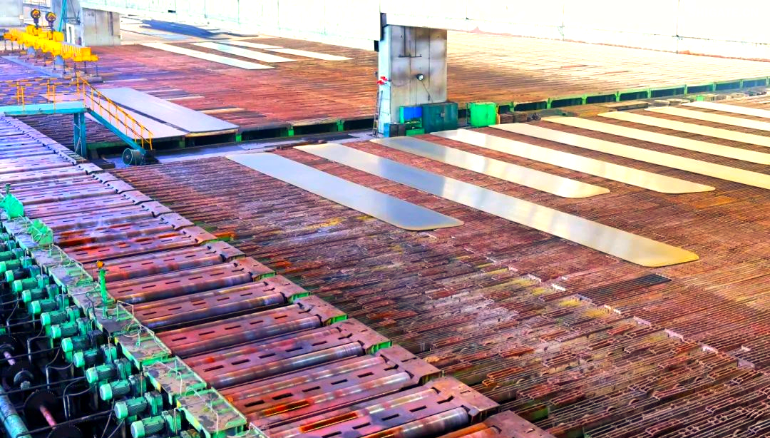 260余種寬厚板產品成功替代進口或按國外標準生產，多個品種填補國內空白并獨家供貨，更有40余種遠銷海外。舞鋼公司不僅主導制定了臨氫設備用鉻鉬合金鋼板等十余項國家標準，還榮獲國家科學技術進步獎一等獎2項、二等獎1項，省部級科技進步獎更是數不勝數。自創立以來，河鋼集團舞鋼公司便深耕寬厚板研發制造，打造出響亮的民族品牌，穩坐世界寬厚板領域的頭把交椅。 260余種寬厚板產品成功替代進口或按國外標準生產，多個品種填補國內空白并獨家供貨，更有40余種遠銷海外。舞鋼公司不僅主導制定了臨氫設備用鉻鉬合金鋼板等十余項國家標準，還榮獲國家科學技術進步獎一等獎2項、二等獎1項，省部級科技進步獎更是數不勝數。自創立以來，河鋼集團舞鋼公司便深耕寬厚板研發制造，打造出響亮的民族品牌，穩坐世界寬厚板領域的頭把交椅。 fdb85620c4ebcb4769ad69d0a0a3e58f.png圖為舞鋼生產現場一角。  品牌價值涵蓋了企業的多方面競爭力，包括產品實力、文化底蘊、資源調配能力、技術標準以及質量管理等。河鋼集團舞鋼公司深知這一點，其黨委書記、董事長于勇強調，要緊密貼近市場脈搏，不斷強化科技創新，以更好地維護和提升舞鋼的品牌價值，推動企業更上一層樓。  近日，《中國冶金報》的記者們走進舞鋼，深入探訪了該企業品牌塑造的背后故事。舞鋼以科技為核心，提供高端定制服務，不僅緊跟行業動態和客戶需求，還專注于客戶應用材料的替代研發，通過創新贏得先機。舞鋼人以攻堅克難的精神，突破關鍵技術難題，將關鍵核心技術牢牢掌握在自己手中，成功實現了從生產型企業到“制造+服務型企業”的轉型。  舞鋼黨委書記、董事長吝章國明確指出，舞鋼應定位高端市場，致力于開發獨特且優質的高端產品，同時緊貼市場和客戶需求，提供量身定制的服務。這一策略不僅塑造了產品品牌，更提升了品牌價值。舞鋼國內首發的SA737系列容器鋼板，以其大厚度、高技術難度，充分展現了企業在科技創新和高端定制方面的實力。 2024年10月，舞鋼在深入調研某重點客戶后，立志于替代進口，著手研發大厚度、高技術難度的碳錳釩SA737系列容器鋼板。為此，公司組建了由技術、營銷人員等組成的高端高效益產品攻關團隊，根據客戶需求定制了專屬供貨方案，贏得了客戶的信賴。  在生產過程中，舞鋼面臨鋼板厚度大、技術要求嚴苛等多重挑戰。但憑借強大的技術實力和創新能力，舞鋼團隊不僅成功實施了覆蓋關鍵工序的梯度試驗，還根據試驗數據進行了長達10余天的深入分析驗證，最終確定了與生產現場高度契合的最佳工藝方案。這一方案確保了SA737系列容器鋼板在拉伸性能、沖擊性能以及模擬焊后性能等方面均達到國內領先水平，有力地提升了舞鋼的品牌價值。  圖為舞鋼第二鋼軋廠的生產現場。 2024年12月20日，舞鋼科技部收到了來自某高端客戶的積極反饋：“舞鋼生產的碳錳釩SA737系列容器鋼板焊接性能非常穩定，簡直太好用了！連我們的工人都為你們點贊！”這標志著舞鋼首次成功批量生產出大厚度、高技術難度的碳錳釩SA737系列容器鋼板，實現了國內首發，為舞鋼打造新的差異化優勢、引領寬厚板行業的高質量發展注入了強大動力。同時，用戶對高端材料經濟性的追求也成為舞鋼研發工作的重要考量因素。截至2024年底，舞鋼高錳鋼已在國內首臺套高錳鋼船“GasChem Phoenix”上實現了安全運行2萬海里的壯舉。這不僅標志著舞鋼高錳鋼在國內率先實現了實船應用，更意味著新一代低成本、高性能的超低溫國產高錳鋼從基礎研究走向了工程應用，為高錳鋼的推廣和應用樹立了新的里程碑。  圖為舞鋼第二鋼軋廠。LNG（液化天然氣）新型低溫高錳鋼憑借其出色的低溫韌性、高延展性以及高強度，相較于傳統LNG船罐材料所采用的Ni系低溫鋼，展現出了顯著的經濟效益。高錳鋼的應用對LNG船舶制造企業而言，不僅有助于降低生產成本，更能提升其市場競爭力。為了實現科研成果與客戶需求的高效轉化，舞鋼積極展開了全方位、多輪次的科技創新活動。 2024年12月18日，舞鋼的生產線上，一批高端壓力容器鋼板在經過數小時精心熱處理后，順利完成了切割與取樣，隨后進入性能檢驗的關鍵環節?？萍疾康目蒲腥藛T全程緊密監控，確保每一個環節都達到高標準。這批鋼板是為客戶量身定制的，面臨極高的技術挑戰，因為它們屬于超鑄坯壓縮比的極限規格。客戶要求在模擬長時間焊接后，對鋼板厚度一半處進行零下30攝氏度的沖擊韌性測試。同時，由于鋼板壓縮比小、厚度大，采用常規工藝難以確保各項性能指標。  面對這些挑戰，舞鋼的高端高效益產品攻關團隊從坯料生產、軋制到熱處理各環節入手，經過不懈努力，終于找到了與性能指標相匹配的最佳工藝參數，從而優化了整體生產工藝。最終，該鋼板的各項性能參數不僅遠超客戶預期，更達到了世界領先水平。  舞鋼第二鋼軋廠，一個致力于高端壓力容器鋼板研發與生產的重要基地。在這里，科技與創新是永恒的主題。吝章國，作為舞鋼的科技領軍人物，深知科技成果轉化的重要性。他強調，只有將研發出的產品真正轉化為實際生產力，才能實現其真正的價值。因此，舞鋼始終將科技成果轉化作為工作的重中之重，不斷推動技術創新與產業升級的深度融合。 2024年，舞鋼繼續堅定地走特鋼路線，并成功研發了18個新產品。此外，舞鋼還積極與20余家高端客戶進行互訪，并成功開發了104個直供用戶，首單訂貨量累計高達9.5萬余噸。這些成績的取得，得益于舞鋼在市場把控方面的機制創新。在制造業轉型升級的大背景下，中厚板領域已成為鋼鐵行業增長最快的領域和效益源泉，這也導致國內中厚板市場的供需狀況發生了深刻變化。面對這一新形勢，舞鋼積極應對，通過機制創新來提升市場把控力，以實現更好的生存和發展。  舞鋼通過創新機制體制，進一步強化了銷售端資源傾斜，推動企業從單一生產向“制造+服務”模式轉型。他們深化市場、客戶和服務意識，不斷提高執行、適應和變革能力，專注于市場和客戶需求。經過一系列舉措，舞鋼對市場的把控能力得到了顯著提升。  在2024年9月6日的舞鋼高端水電鋼攻關團隊周例會上，該團隊負責人張曉克強調，擁有鋼需求的頭部客戶是市場開發的關鍵。他要求團隊成員主動走訪、對接和服務這些客戶。該團隊的積極攻關，使得舞鋼水電鋼合同承接量在2024年再創新高。  舞鋼始終以客戶需求為中心，通過多端對接和全面保障策略，不斷優化產線建設。他們實施了領導班子成員的“產線包?！敝贫?，從多個維度對兩條產線進行數據畫像，包括噸鋼邊際貢獻、低邊際合同占比等。這些措施促進了產線和營銷人員更加關注產線關鍵指標和創效能力，推動了企業管理重點從產量向產線的轉變。 53歲的高級技師任亞強，在面臨軋制生產難度極大、近乎顛覆其認知的8120鋼板時，他堅定地選擇了挑戰。他不僅將軋輥壓下量精細調整，更把各道次的間隙時間縮短到極致，最終成功生產出滿足客戶要求的產品。這一成功，不僅彰顯了舞鋼在技術上的實力，更體現了他們對于市場和客戶需求的深刻洞察。  在舞鋼的攻關團隊中，“技術咖”們成為銷售的堅強后盾。他們無條件支持銷售，對銷售人員提出的問題積極響應，確保當日事當日畢。正是這種高效協作的精神，使得舞鋼在2024年成功中標國內多個知名建設項目。  在全員端，舞鋼更是全力以赴保市場，緊跟市場和客戶變化，提高反應速度。他們突出柔性生產組織和靈活的訂單機制，實現生產組織與銷售的高度協同。同時，堅持加強質量、成本和交貨期管理，珍惜品牌信譽，成為舞鋼廣大干部職工的工作準則。  一次江蘇客戶的746噸高端容器鋼板供貨合同，雖然交貨期只有短短20天，但舞鋼各部門、各單位加強協同，全方位提升保供能力。最終，在客戶要求的交貨期內，舞鋼高質量、高標準完成了整單合同產品交付，贏得了客戶的贊譽。這一成功案例，更是舞鋼對市場把控能力和執行能力的有力證明。 針對市場和客戶對鋼板質量的高標準要求，舞鋼的技術團隊進行了深入細致的技術評審和質量預判。他們精心制定了科學合理的工藝方案，旨在從合同的技術交流、生效下發階段就開始精準識別生產難度，并提前進行干預，以確保產品設計開發的精準度，從而保障產品質量。具體而言，舞鋼采取了以下措施：首先是加強過程管控，提高一次性合格率和合同兌現率；其次是技術指導全程參與，技術人員堅持“一次做對”的原則，對每個產品都進行嚴格管理，以杜絕因標準化作業執行不力導致的質量波動；最后是不斷追求工藝改進的完美性。  此外，舞鋼還通過健全激勵機制來激發銷售人員的積極性。他們根據KPI完成情況對銷售人員進行評價，并根據銷售業績給予報酬，同時實施末位淘汰制度。此外，還設立了銷售網點賽馬獎勵機制、高售價高效益合同獎勵機制以及高端高效益產品技術攻關團隊創效獎勵機制。  目前，舞鋼已針對高端細分市場、個性化小眾市場和新產業新業態市場需求進行了布局。他們設立了15個營銷網點和32個高端高效產品攻關團隊，形成了全線聯動的銷售反應機制。2024年，舞鋼高端高效益產品的銷量同比提升了17%，高端熱處理產品的入庫量也同比增加7%。同時，頭部客戶的銷量占比提升了5%，高端產品的年銷量更是增長了18.9%。  舞鋼展廳一角，高端產品盡收眼底。 2025年，舞鋼將緊密圍繞河鋼集團的戰略規劃，持續專注于特鋼精品的研發與銷售，進一步強化“貼近市場、貼近客戶”的經營理念，積極推進技術營銷策略的實施，深耕下游關鍵行業市場，從而不斷鞏固和擴大舞鋼在寬厚板領域的領先優勢，持續提高舞鋼品牌的整體價值。圖為舞鋼生產現場一角。  品牌價值涵蓋了企業的多方面競爭力，包括產品實力、文化底蘊、資源調配能力、技術標準以及質量管理等。河鋼集團舞鋼公司深知這一點，其黨委書記、董事長于勇強調，要緊密貼近市場脈搏，不斷強化科技創新，以更好地維護和提升舞鋼的品牌價值，推動企業更上一層樓。  近日，《中國冶金報》的記者們走進舞鋼，深入探訪了該企業品牌塑造的背后故事。舞鋼以科技為核心，提供高端定制服務，不僅緊跟行業動態和客戶需求，還專注于客戶應用材料的替代研發，通過創新贏得先機。舞鋼人以攻堅克難的精神，突破關鍵技術難題，將關鍵核心技術牢牢掌握在自己手中，成功實現了從生產型企業到“制造+服務型企業”的轉型。  舞鋼黨委書記、董事長吝章國明確指出，舞鋼應定位高端市場，致力于開發獨特且優質的高端產品，同時緊貼市場和客戶需求，提供量身定制的服務。這一策略不僅塑造了產品品牌，更提升了品牌價值。舞鋼國內首發的SA737系列容器鋼板，以其大厚度、高技術難度，充分展現了企業在科技創新和高端定制方面的實力。 2024年10月，舞鋼在深入調研某重點客戶后，立志于替代進口，著手研發大厚度、高技術難度的碳錳釩SA737系列容器鋼板。為此，公司組建了由技術、營銷人員等組成的高端高效益產品攻關團隊，根據客戶需求定制了專屬供貨方案，贏得了客戶的信賴。  在生產過程中，舞鋼面臨鋼板厚度大、技術要求嚴苛等多重挑戰。但憑借強大的技術實力和創新能力，舞鋼團隊不僅成功實施了覆蓋關鍵工序的梯度試驗，還根據試驗數據進行了長達10余天的深入分析驗證，最終確定了與生產現場高度契合的最佳工藝方案。這一方案確保了SA737系列容器鋼板在拉伸性能、沖擊性能以及模擬焊后性能等方面均達到國內領先水平，有力地提升了舞鋼的品牌價值。 5d7280e5f0e670f44544f8cefe0f0d14.png圖為舞鋼第二鋼軋廠的生產現場。 2024年12月20日，舞鋼科技部收到了來自某高端客戶的積極反饋：“舞鋼生產的碳錳釩SA737系列容器鋼板焊接性能非常穩定，簡直太好用了！連我們的工人都為你們點贊！”這標志著舞鋼首次成功批量生產出大厚度、高技術難度的碳錳釩SA737系列容器鋼板，實現了國內首發，為舞鋼打造新的差異化優勢、引領寬厚板行業的高質量發展注入了強大動力。同時，用戶對高端材料經濟性的追求也成為舞鋼研發工作的重要考量因素。截至2024年底，舞鋼高錳鋼已在國內首臺套高錳鋼船“GasChem Phoenix”上實現了安全運行2萬海里的壯舉。這不僅標志著舞鋼高錳鋼在國內率先實現了實船應用，更意味著新一代低成本、高性能的超低溫國產高錳鋼從基礎研究走向了工程應用，為高錳鋼的推廣和應用樹立了新的里程碑。 46457aad56baacd125c4811c93a87642.png圖為舞鋼第二鋼軋廠。LNG（液化天然氣）新型低溫高錳鋼憑借其出色的低溫韌性、高延展性以及高強度，相較于傳統LNG船罐材料所采用的Ni系低溫鋼，展現出了顯著的經濟效益。高錳鋼的應用對LNG船舶制造企業而言，不僅有助于降低生產成本，更能提升其市場競爭力。為了實現科研成果與客戶需求的高效轉化，舞鋼積極展開了全方位、多輪次的科技創新活動。 2024年12月18日，舞鋼的生產線上，一批高端壓力容器鋼板在經過數小時精心熱處理后，順利完成了切割與取樣，隨后進入性能檢驗的關鍵環節?？萍疾康目蒲腥藛T全程緊密監控，確保每一個環節都達到高標準。這批鋼板是為客戶量身定制的，面臨極高的技術挑戰，因為它們屬于超鑄坯壓縮比的極限規格?？蛻粢笤谀M長時間焊接后，對鋼板厚度一半處進行零下30攝氏度的沖擊韌性測試。同時，由于鋼板壓縮比小、厚度大，采用常規工藝難以確保各項性能指標。  面對這些挑戰，舞鋼的高端高效益產品攻關團隊從坯料生產、軋制到熱處理各環節入手，經過不懈努力，終于找到了與性能指標相匹配的最佳工藝參數，從而優化了整體生產工藝。最終，該鋼板的各項性能參數不僅遠超客戶預期，更達到了世界領先水平。 03022d4b7265c93067bd0bb81ea61e91.png舞鋼第二鋼軋廠，一個致力于高端壓力容器鋼板研發與生產的重要基地。在這里，科技與創新是永恒的主題。吝章國，作為舞鋼的科技領軍人物，深知科技成果轉化的重要性。他強調，只有將研發出的產品真正轉化為實際生產力，才能實現其真正的價值。因此，舞鋼始終將科技成果轉化作為工作的重中之重，不斷推動技術創新與產業升級的深度融合。 2024年，舞鋼繼續堅定地走特鋼路線，并成功研發了18個新產品。此外，舞鋼還積極與20余家高端客戶進行互訪，并成功開發了104個直供用戶，首單訂貨量累計高達9.5萬余噸。這些成績的取得，得益于舞鋼在市場把控方面的機制創新。在制造業轉型升級的大背景下，中厚板領域已成為鋼鐵行業增長最快的領域和效益源泉，這也導致國內中厚板市場的供需狀況發生了深刻變化。面對這一新形勢，舞鋼積極應對，通過機制創新來提升市場把控力，以實現更好的生存和發展。 0a698836478e07383d7a298285345cad.png舞鋼通過創新機制體制，進一步強化了銷售端資源傾斜，推動企業從單一生產向“制造+服務”模式轉型。他們深化市場、客戶和服務意識，不斷提高執行、適應和變革能力，專注于市場和客戶需求。經過一系列舉措，舞鋼對市場的把控能力得到了顯著提升。  在2024年9月6日的舞鋼高端水電鋼攻關團隊周例會上，該團隊負責人張曉克強調，擁有鋼需求的頭部客戶是市場開發的關鍵。他要求團隊成員主動走訪、對接和服務這些客戶。該團隊的積極攻關，使得舞鋼水電鋼合同承接量在2024年再創新高。  舞鋼始終以客戶需求為中心，通過多端對接和全面保障策略，不斷優化產線建設。他們實施了領導班子成員的“產線包保”制度，從多個維度對兩條產線進行數據畫像，包括噸鋼邊際貢獻、低邊際合同占比等。這些措施促進了產線和營銷人員更加關注產線關鍵指標和創效能力，推動了企業管理重點從產量向產線的轉變。 53歲的高級技師任亞強，在面臨軋制生產難度極大、近乎顛覆其認知的8120鋼板時，他堅定地選擇了挑戰。他不僅將軋輥壓下量精細調整，更把各道次的間隙時間縮短到極致，最終成功生產出滿足客戶要求的產品。這一成功，不僅彰顯了舞鋼在技術上的實力，更體現了他們對于市場和客戶需求的深刻洞察。  在舞鋼的攻關團隊中，“技術咖”們成為銷售的堅強后盾。他們無條件支持銷售，對銷售人員提出的問題積極響應，確保當日事當日畢。正是這種高效協作的精神，使得舞鋼在2024年成功中標國內多個知名建設項目。  在全員端，舞鋼更是全力以赴保市場，緊跟市場和客戶變化，提高反應速度。他們突出柔性生產組織和靈活的訂單機制，實現生產組織與銷售的高度協同。同時，堅持加強質量、成本和交貨期管理，珍惜品牌信譽，成為舞鋼廣大干部職工的工作準則。  一次江蘇客戶的746噸高端容器鋼板供貨合同，雖然交貨期只有短短20天，但舞鋼各部門、各單位加強協同，全方位提升保供能力。最終，在客戶要求的交貨期內，舞鋼高質量、高標準完成了整單合同產品交付，贏得了客戶的贊譽。這一成功案例，更是舞鋼對市場把控能力和執行能力的有力證明。 針對市場和客戶對鋼板質量的高標準要求，舞鋼的技術團隊進行了深入細致的技術評審和質量預判。他們精心制定了科學合理的工藝方案，旨在從合同的技術交流、生效下發階段就開始精準識別生產難度，并提前進行干預，以確保產品設計開發的精準度，從而保障產品質量。具體而言，舞鋼采取了以下措施：首先是加強過程管控，提高一次性合格率和合同兌現率；其次是技術指導全程參與，技術人員堅持“一次做對”的原則，對每個產品都進行嚴格管理，以杜絕因標準化作業執行不力導致的質量波動；最后是不斷追求工藝改進的完美性。  此外，舞鋼還通過健全激勵機制來激發銷售人員的積極性。他們根據KPI完成情況對銷售人員進行評價，并根據銷售業績給予報酬，同時實施末位淘汰制度。此外，還設立了銷售網點賽馬獎勵機制、高售價高效益合同獎勵機制以及高端高效益產品技術攻關團隊創效獎勵機制。  目前，舞鋼已針對高端細分市場、個性化小眾市場和新產業新業態市場需求進行了布局。他們設立了15個營銷網點和32個高端高效產品攻關團隊，形成了全線聯動的銷售反應機制。2024年，舞鋼高端高效益產品的銷量同比提升了17%，高端熱處理產品的入庫量也同比增加7%。同時，頭部客戶的銷量占比提升了5%，高端產品的年銷量更是增長了18.9%。 14f58a2a32dec17139ea4d08778c063f.png舞鋼展廳一角，高端產品盡收眼底。 2025年，舞鋼將緊密圍繞河鋼集團的戰略規劃，持續專注于特鋼精品的研發與銷售，進一步強化“貼近市場、貼近客戶”的經營理念，積極推進技術營銷策略的實施，深耕下游關鍵行業市場，從而不斷鞏固和擴大舞鋼在寬厚板領域的領先優勢，持續提高舞鋼品牌的整體價值。