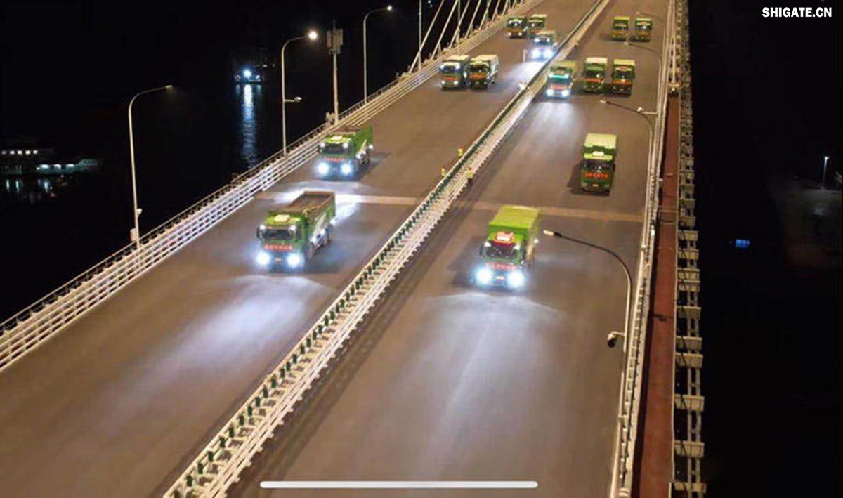 6月16日22時(shí)，世界最大跨度斜拉橋——常泰長(zhǎng)江大橋燈火通明，車聲轟鳴，一場(chǎng)通車前的“極限挑戰(zhàn)”正緊張進(jìn)行。30輛總重達(dá)1200噸的四軸加載車，分批列隊(duì)駛上橋面預(yù)先劃定的?？奎c(diǎn)，并由提前布置在橋梁各關(guān)鍵部位的869個(gè)傳感器開展實(shí)時(shí)監(jiān)測(cè)，采集測(cè)試數(shù)據(jù)。由此，大橋跨江公鐵合建段主橋橋梁荷載試驗(yàn)全面啟動(dòng)。    AA1GQ79M.jpg    這次荷載試驗(yàn)覆蓋范圍具體包括1座主跨1208米斜拉橋、2座主跨388米鋼桁拱專用航道橋、1座非通航道孔橋以及南北兩座引橋，共設(shè)計(jì)119個(gè)靜載工況和111個(gè)動(dòng)載工況。其中，最大對(duì)稱靜力加載工況將動(dòng)用110輛四軸加載車，總重達(dá)4400噸。試驗(yàn)將持續(xù)一周，分五個(gè)階段進(jìn)行。試驗(yàn)首日在錄安洲非通航孔橋和常州側(cè)公鐵合建段引橋?qū)嵤? 常泰長(zhǎng)江大橋是連通常州與泰興的跨江通道，是長(zhǎng)江上首座集高速公路、城際鐵路和普通公路三種功能于一體的雙層復(fù)合型橋梁，計(jì)劃于今年年內(nèi)基本建成。它的上層為雙向六車道高速公路，下層為雙線城際鐵路和普通公路。如此復(fù)雜的結(jié)構(gòu)，如何確保它在未來百年服役中安全可靠？答案就藏在荷載試驗(yàn)中。    AA1GQduQ.jpg    荷載試驗(yàn)堪稱橋梁通車前的“綜合大考”，是確保橋梁安全運(yùn)營(yíng)的“體檢報(bào)告”。江蘇省交通工程建設(shè)局常泰長(zhǎng)江大橋建設(shè)指揮部現(xiàn)場(chǎng)常務(wù)副指揮長(zhǎng)夏鵬飛介紹，“荷載試驗(yàn)是檢測(cè)橋梁結(jié)構(gòu)安全和承載能力的重要手段，通過科學(xué)的加載測(cè)試和數(shù)據(jù)采集分析，驗(yàn)證實(shí)際成橋狀態(tài)與理論設(shè)計(jì)的鍥合度，確保常泰長(zhǎng)江大橋運(yùn)營(yíng)安全?！笨紤]到大橋主體采用鋼結(jié)構(gòu)和鋼-混凝土組合結(jié)構(gòu)，為最大限度減少晝夜溫差對(duì)測(cè)試數(shù)據(jù)的影響，所有試驗(yàn)均安排在夜間實(shí)施。  通過一系列科學(xué)嚴(yán)謹(jǐn)?shù)暮奢d測(cè)試，這座世界級(jí)多功能大橋的實(shí)際性能將得到充分檢驗(yàn)，為常泰長(zhǎng)江大橋后續(xù)安全通車運(yùn)營(yíng)提供至關(guān)重要的數(shù)據(jù)支撐。