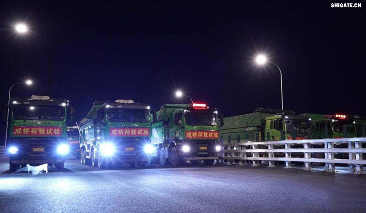 6月16日22時(shí)，世界最大跨度斜拉橋——常泰長(zhǎng)江大橋燈火通明，車聲轟鳴，一場(chǎng)通車前的“極限挑戰(zhàn)”正緊張進(jìn)行。30輛總重達(dá)1200噸的四軸加載車，分批列隊(duì)駛上橋面預(yù)先劃定的?？奎c(diǎn)，并由提前布置在橋梁各關(guān)鍵部位的869個(gè)傳感器開展實(shí)時(shí)監(jiān)測(cè)，采集測(cè)試數(shù)據(jù)。由此，大橋跨江公鐵合建段主橋橋梁荷載試驗(yàn)全面啟動(dòng)。    AA1GQ79M.jpg    這次荷載試驗(yàn)覆蓋范圍具體包括1座主跨1208米斜拉橋、2座主跨388米鋼桁拱專用航道橋、1座非通航道孔橋以及南北兩座引橋，共設(shè)計(jì)119個(gè)靜載工況和111個(gè)動(dòng)載工況。其中，最大對(duì)稱靜力加載工況將動(dòng)用110輛四軸加載車，總重達(dá)4400噸。試驗(yàn)將持續(xù)一周，分五個(gè)階段進(jìn)行。試驗(yàn)首日在錄安洲非通航孔橋和常州側(cè)公鐵合建段引橋?qū)嵤? 常泰長(zhǎng)江大橋是連通常州與泰興的跨江通道，是長(zhǎng)江上首座集高速公路、城際鐵路和普通公路三種功能于一體的雙層復(fù)合型橋梁，計(jì)劃于今年年內(nèi)基本建成。它的上層為雙向六車道高速公路，下層為雙線城際鐵路和普通公路。如此復(fù)雜的結(jié)構(gòu)，如何確保它在未來百年服役中安全可靠？答案就藏在荷載試驗(yàn)中。    AA1GQduQ.jpg    荷載試驗(yàn)堪稱橋梁通車前的“綜合大考”，是確保橋梁安全運(yùn)營(yíng)的“體檢報(bào)告”。江蘇省交通工程建設(shè)局常泰長(zhǎng)江大橋建設(shè)指揮部現(xiàn)場(chǎng)常務(wù)副指揮長(zhǎng)夏鵬飛介紹，“荷載試驗(yàn)是檢測(cè)橋梁結(jié)構(gòu)安全和承載能力的重要手段，通過科學(xué)的加載測(cè)試和數(shù)據(jù)采集分析，驗(yàn)證實(shí)際成橋狀態(tài)與理論設(shè)計(jì)的鍥合度，確保常泰長(zhǎng)江大橋運(yùn)營(yíng)安全。”考慮到大橋主體采用鋼結(jié)構(gòu)和鋼-混凝土組合結(jié)構(gòu)，為最大限度減少晝夜溫差對(duì)測(cè)試數(shù)據(jù)的影響，所有試驗(yàn)均安排在夜間實(shí)施。  通過一系列科學(xué)嚴(yán)謹(jǐn)?shù)暮奢d測(cè)試，這座世界級(jí)多功能大橋的實(shí)際性能將得到充分檢驗(yàn)，為常泰長(zhǎng)江大橋后續(xù)安全通車運(yùn)營(yíng)提供至關(guān)重要的數(shù)據(jù)支撐。
