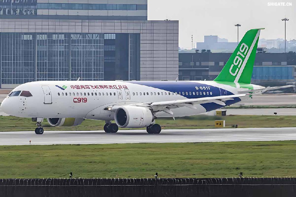 12月9日，國(guó)產(chǎn)大飛機(jī)C919的全球首家用戶東航，正式接收首架C919飛機(jī)，標(biāo)志著國(guó)產(chǎn)大飛機(jī)邁出市場(chǎng)運(yùn)營(yíng)的“第一步”，也標(biāo)志著中國(guó)民航運(yùn)輸市場(chǎng)首次擁有中國(guó)自主研發(fā)的噴氣式干線飛機(jī)。  消息傳來(lái)，河鋼集團(tuán)干部職工倍感振奮。因?yàn)椋瑖?guó)產(chǎn)大飛機(jī)工程也凝聚了河鋼干部職工的心血和汗水，見證了河鋼人的獨(dú)特貢獻(xiàn)。河鋼自主研發(fā)的390mm大厚度調(diào)質(zhì)鋼20MnNiMo，填補(bǔ)國(guó)內(nèi)空白，用于大飛機(jī)項(xiàng)目的核心設(shè)備——世界最大的8萬(wàn)噸級(jí)模鍛壓機(jī)制造，為國(guó)產(chǎn)大飛機(jī)提供堅(jiān)強(qiáng)的鋼鐵支撐。    建功大國(guó)重器  航空模鍛件是飛機(jī)的“鋼脊鐵翅”，需要大型的模鍛設(shè)備才能高質(zhì)量批量鍛制。在中國(guó)制造大型模鍛壓機(jī)之前，僅有美國(guó)、俄羅斯、法國(guó)3個(gè)國(guó)家有類似設(shè)備，最大鍛造等級(jí)為俄羅斯的7.5萬(wàn)噸級(jí)。  2003年，我國(guó)啟動(dòng)重型模鍛壓機(jī)論證，組成專家隊(duì)伍開始研制世界最大的8萬(wàn)噸級(jí)大型模鍛壓機(jī)。正是該項(xiàng)目的啟動(dòng)，讓河鋼與國(guó)產(chǎn)大飛機(jī)結(jié)下不解之緣。  制造模鍛壓機(jī)機(jī)架所用頂級(jí)鋼板——大厚度調(diào)質(zhì)鋼20MnNiMo，是該裝備中生產(chǎn)難度最大的鋼種，內(nèi)部致密度、純潔度、機(jī)械性能及平直度等各項(xiàng)標(biāo)準(zhǔn)要求極高，且由于鋼板大單重、大厚度，其表面質(zhì)量、性能合格率、探傷合格率極難保證，生產(chǎn)難度很大。此前，國(guó)內(nèi)沒有廠家能夠生產(chǎn)，國(guó)外進(jìn)口同類鋼板每噸價(jià)格高達(dá)8萬(wàn)元。  “為國(guó)造好鋼，建功大國(guó)重器。助力大飛機(jī)制造，河鋼人義不容辭！”2009年2月，接到任務(wù)的河鋼集團(tuán)舞鋼公司（以下簡(jiǎn)稱舞鋼）立即組織技術(shù)人員開展專項(xiàng)攻關(guān)，先后解決了鋼板內(nèi)部金屬致密度純潔度、鋼板表面質(zhì)量、鋼板熱處理機(jī)械性能、鋼板平直度等多項(xiàng)重大技術(shù)難題。  經(jīng)過(guò)6個(gè)多月的攻堅(jiān)克難，2009年7月，總量為82塊、2348噸的390mm大厚度調(diào)質(zhì)鋼20MnNiMo全部生產(chǎn)完畢并成功交付。產(chǎn)品各項(xiàng)性能均超出國(guó)外同類產(chǎn)品標(biāo)準(zhǔn)，完全能夠滿足使用要求，價(jià)格卻遠(yuǎn)遠(yuǎn)低于同類進(jìn)口產(chǎn)品，鋼板全部高質(zhì)量按期交貨，獲得高度評(píng)價(jià)。  2013年4月，8萬(wàn)噸級(jí)大型模鍛壓機(jī)建成投產(chǎn)。這臺(tái)總高42米、總重2.2萬(wàn)噸的世界最大模鍛壓機(jī)，最大模鍛壓制力可達(dá)1000MN，壓機(jī)尺寸、整體質(zhì)量和最大單件重量均為世界之首，僅用3分半鐘便可制作一個(gè)飛機(jī)起落架，將我國(guó)高端重大裝備的制造能力托舉到國(guó)際頂級(jí)水平。  2015年11月2日，由8萬(wàn)噸大型模鍛壓機(jī)生產(chǎn)出的首款新一代噴氣式干線客機(jī)C919，面向全球公開亮相，壓機(jī)尺寸、整體質(zhì)量和最大單件重量均為世界之首。    研發(fā)“爭(zhēng)氣鋼”  在河鋼人心中，為國(guó)產(chǎn)大飛機(jī)項(xiàng)目關(guān)鍵設(shè)備自主研發(fā)“爭(zhēng)氣鋼”，是一份舍我其誰(shuí)的光榮和信任，更是一份為國(guó)爭(zhēng)光的使命和責(zé)任。秉持著這樣的認(rèn)識(shí)和定位，舞鋼技術(shù)人員充分發(fā)揮技術(shù)優(yōu)勢(shì)，通力協(xié)作、密切配合，圓滿完成390mm大厚度調(diào)質(zhì)鋼20MnNiMo研制任務(wù)。大厚度調(diào)質(zhì)鋼20MnNiMo的研發(fā)過(guò)程中，煉鋼過(guò)程是關(guān)鍵環(huán)節(jié)之一。“由于390毫米厚的大飛機(jī)用調(diào)質(zhì)鋼20MnNiMo要求內(nèi)部致密度、潔凈度、調(diào)質(zhì)后機(jī)械性能等各項(xiàng)標(biāo)準(zhǔn)都非常高，在一煉鋼環(huán)節(jié)，生產(chǎn)高品質(zhì)的合格電渣錠熔煉母材——優(yōu)質(zhì)20MnNiMo連鑄坯是基礎(chǔ)。”作為舞鋼電渣重熔技術(shù)的首批研發(fā)者、參與者、見證者，舞鋼一檔技術(shù)主管畢殿閣談及該鋼的研發(fā)記憶猶新，“在此之前，20MnNiMo鋼種從未在舞鋼一煉鋼1900mm連鑄機(jī)生產(chǎn)線上生產(chǎn)過(guò)。”  據(jù)畢殿閣介紹，由于高鎳高鉬連鑄坯易產(chǎn)生裂紋，生產(chǎn)困難不可想象。但大飛機(jī)項(xiàng)目作為國(guó)家一項(xiàng)重大項(xiàng)目，“建功大國(guó)重器”激發(fā)了職工們的榮耀感和使命感，舞鋼為此專門成立了攻關(guān)隊(duì)，并制定了一系列激勵(lì)措施，全力以赴挑戰(zhàn)極限，克服了一切不可預(yù)見的困難。  連鑄車間從控制澆注鋼水過(guò)熱度、調(diào)整鑄機(jī)二冷水參數(shù)、調(diào)整鑄機(jī)澆注拉速等，一項(xiàng)一項(xiàng)消除可能造成澆注失敗的不利因素，成功研發(fā)出了針對(duì)20MnNiMo鋼種的澆注工藝，并保證了鋼坯成功澆注。在電渣重熔環(huán)節(jié)，創(chuàng)新渣系的研究與開發(fā)以及熔速、冷卻制度，確保電渣爐的生產(chǎn)順行和電渣錠內(nèi)部質(zhì)量。  20MnNiMo鋼板軋制環(huán)節(jié)，更是困難重重，最大的難關(guān)莫過(guò)于鋼板表面質(zhì)量及板型軋制攻關(guān)。  今年50歲的“河鋼工匠”、舞鋼軋鋼首批高級(jí)作業(yè)師任亞強(qiáng)是當(dāng)時(shí)20MnNiMo軋制攻關(guān)團(tuán)隊(duì)的主操手。“當(dāng)時(shí)是20MnNiMo鋼板的國(guó)內(nèi)首次生產(chǎn)，我們必須要精心操作、精準(zhǔn)控制，努力實(shí)現(xiàn)‘國(guó)內(nèi)首創(chuàng)’優(yōu)秀成果。”為此，任亞強(qiáng)連續(xù)半個(gè)月堅(jiān)守在崗位上，并通過(guò)自己的觀察、思考，提出在軋制中對(duì)留尾、展寬及道次壓下量進(jìn)行優(yōu)化，改善鋼板平直度，在終軋道次采用低速大壓下規(guī)程軋制的工藝改進(jìn)方案。方案實(shí)施后，攻克了該鋼表面不允許有任何缺陷，平直度不超過(guò)6mm/米的行業(yè)軋制技術(shù)難題，圓滿完成該鋼種的軋制任務(wù)。  “人隨鋼走”是研發(fā)團(tuán)隊(duì)成員、舞鋼科技部核電鋼研究所主管工程師張萌工作狀態(tài)的寫照。那段時(shí)間里，他日夜跟蹤生產(chǎn)，從煉鋼到軋鋼，采集記錄數(shù)據(jù)，為各環(huán)節(jié)的技術(shù)升級(jí)積淀原始依據(jù)。  為攻克該類大厚度鋼板內(nèi)部性能易波動(dòng)行業(yè)難題，他和同事輪流在生產(chǎn)現(xiàn)場(chǎng)熬夜，實(shí)在困了就趴在桌子邊打個(gè)盹兒。經(jīng)過(guò)反復(fù)研究、試驗(yàn)，他們最終找出了問(wèn)題原因，根據(jù)試驗(yàn)數(shù)據(jù)三次對(duì)工藝進(jìn)行技術(shù)升級(jí)，得到了最優(yōu)工藝方案，也為后續(xù)其他品種電渣鋼的研發(fā)打下基礎(chǔ)。在鋼板熱處理工序，專門對(duì)一軋鋼的車底式爐進(jìn)行技術(shù)升級(jí)攻關(guān)，保證了390mm厚、5米多長(zhǎng)的鋼板熱處理冷卻后的性能穩(wěn)定；他們創(chuàng)新鋼板壓平工藝，攻克了鋼板的平直度難以控制的技術(shù)難題。  回憶那段難忘的研制經(jīng)歷，張萌動(dòng)情地說(shuō)：“在熱處理環(huán)節(jié)，面對(duì)著數(shù)百度的輻射高溫，我們的職工們一只胳膊擋住被烤得生疼的臉，另一只胳膊湊近鋼板去放墊塊。正是經(jīng)受住這樣的‘烤’驗(yàn)，和精細(xì)到每一個(gè)環(huán)節(jié)的全方位過(guò)程控制，才讓我們收獲了來(lái)之不易的研發(fā)碩果。”    點(diǎn)亮河鋼品牌  390mm大厚度調(diào)質(zhì)鋼20MnNiMo的成功研制，為舞鋼積淀了豐厚的技術(shù)優(yōu)勢(shì)——“大飛機(jī)項(xiàng)目用390mm厚20MnNiMo鋼板的研制開發(fā)”技術(shù)成果榮獲中國(guó)鋼鐵工業(yè)協(xié)會(huì)、中國(guó)金屬學(xué)會(huì)和河北省冶金科學(xué)技術(shù)獎(jiǎng)；電渣重熔技術(shù)成為舞鋼當(dāng)前的“王牌技術(shù)”之一，電渣重熔水電鋼S500Q、S550Q最大厚度達(dá)到285mm厚度，在國(guó)內(nèi)獨(dú)占鰲頭；核電鋼Q345D國(guó)標(biāo)一級(jí)探傷要求380mm厚度規(guī)格品質(zhì)國(guó)內(nèi)首屈一指……以研發(fā)國(guó)家重大工程急需鋼材為己任，舞鋼在全面對(duì)接高端市場(chǎng)、服務(wù)國(guó)家重大工程中，實(shí)現(xiàn)了產(chǎn)品競(jìng)爭(zhēng)力的快速提升。  在航空航天用鋼領(lǐng)域，舞鋼為中國(guó)首次載人航天飛行及天宮一號(hào)、神舟九號(hào)和長(zhǎng)征二號(hào)F的研制配套做出了突出貢獻(xiàn)。同時(shí)，在水電、核電、石油化工煤化工、海洋工程、高層建筑、橋梁等用鋼諸多領(lǐng)域，均發(fā)揮了關(guān)鍵性作用。  舞鋼的產(chǎn)品創(chuàng)新研發(fā)，是河鋼持續(xù)推進(jìn)客戶結(jié)構(gòu)、產(chǎn)品結(jié)構(gòu)“兩個(gè)結(jié)構(gòu)優(yōu)化”的縮影。近年來(lái)，河鋼大力培育行業(yè)第一、唯一，加快在超高強(qiáng)汽車鋼、覆膜家電板、海工鋼等領(lǐng)域打造更多“單打冠軍”。  研制開發(fā)的船用LNG低溫奧氏體型高錳鋼、超厚加釩鉻鉬鋼板、特殊功能鋅鋁鎂涂層等30余個(gè)新產(chǎn)品填補(bǔ)國(guó)內(nèi)空白。核電用鋼、海洋工程用鋼、鍋爐及壓力容器用鋼、高強(qiáng)抗震鋼筋等產(chǎn)品國(guó)內(nèi)第一品牌優(yōu)勢(shì)更加凸顯……  如今，河鋼定制研發(fā)的一系列高端產(chǎn)品廣泛應(yīng)用于港珠澳大橋、“華龍一號(hào)”核電站、“天眼”工程、奧運(yùn)工程、國(guó)產(chǎn)大飛機(jī)、極地重載運(yùn)輸船、航空航天等系列重大科技和工程項(xiàng)目，在鑄就“大國(guó)重器”中彰顯了河鋼品牌的力量與擔(dān)當(dāng)。